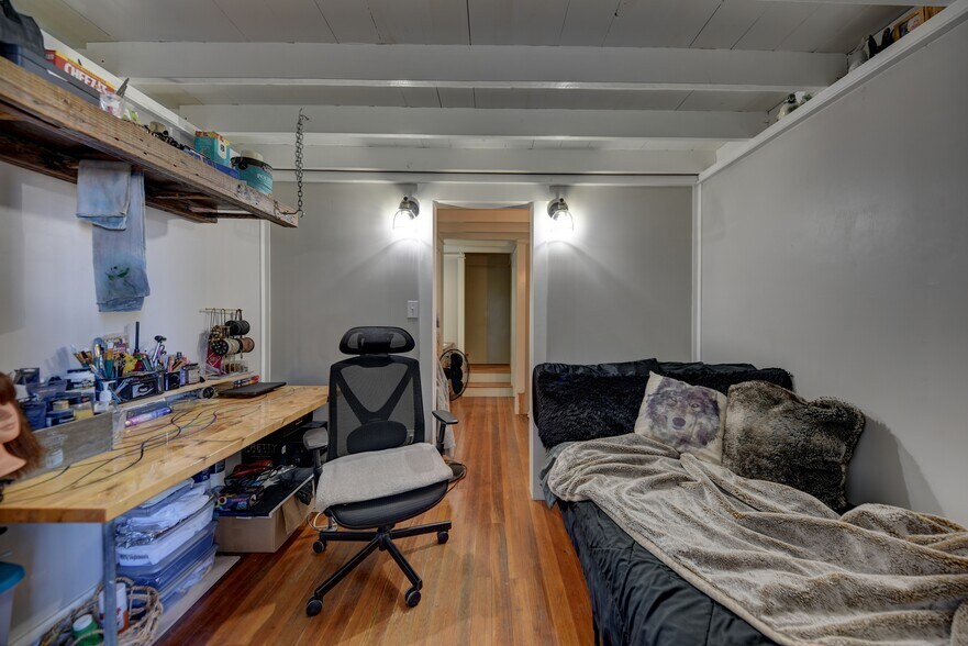 More Photos Of 103 N Main, Moulton Showroom For Sale