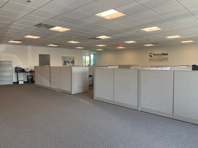 More Photos Of 800 N Watters Rd, Allen Unknown For Lease