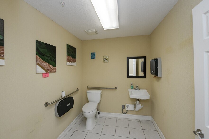 More Photos Of 5920 Pan American Blvd, North Port Medical For Lease