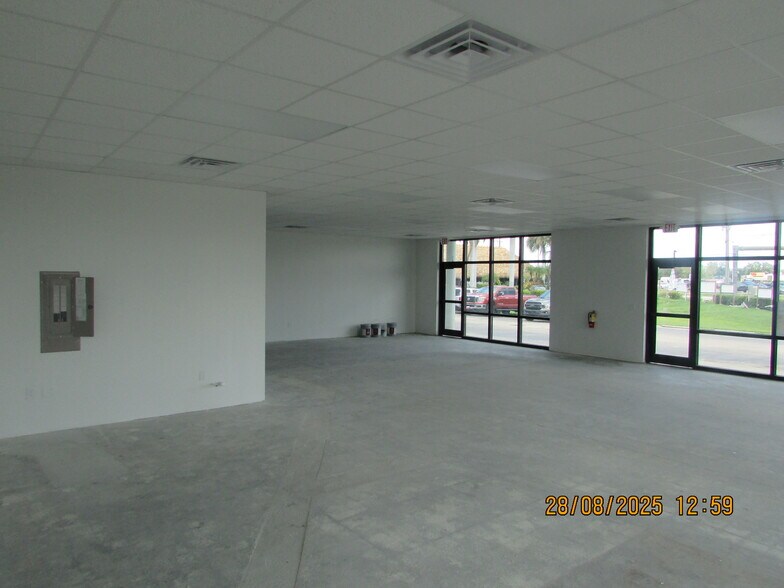 More Photos Of 17230-17250 S Tamiami Trl, Fort Myers Unknown For Lease