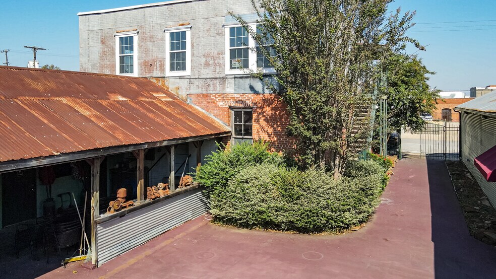 More Photos Of 201 W First St, Brenham Distribution For Sale