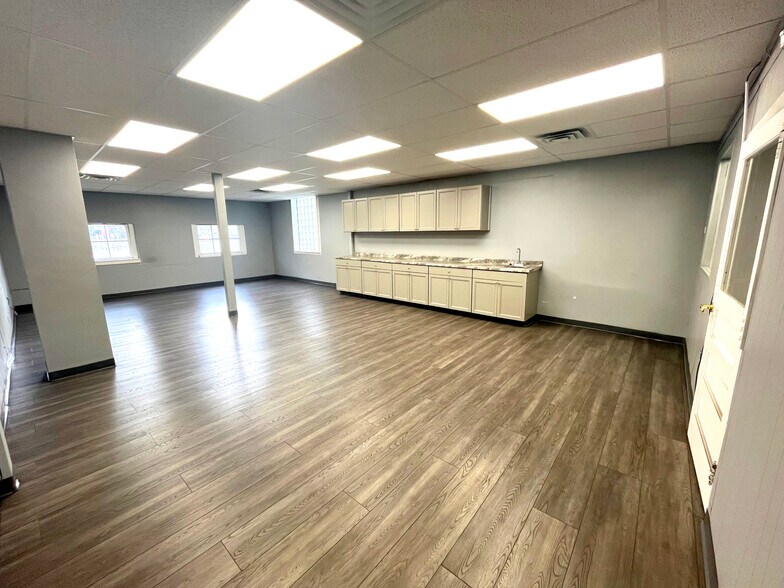 More Photos Of 999 Sherosky Way, Springdale Warehouse For Lease