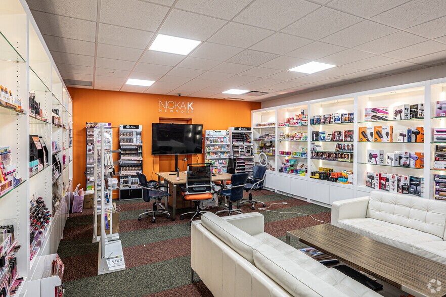 More Photos Of 19 Harbor Park Dr, Port Washington Warehouse For Lease