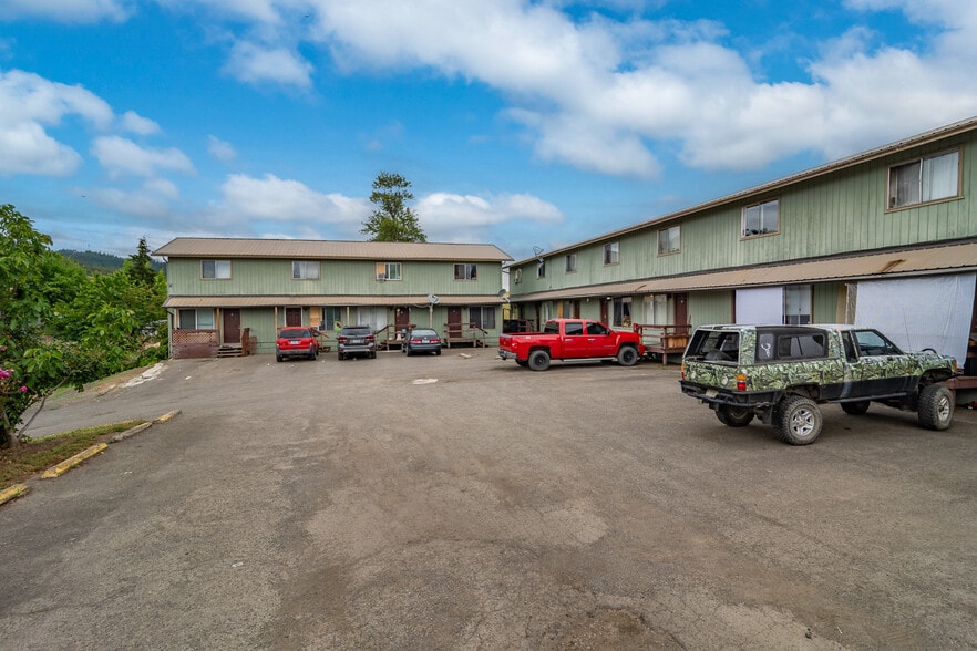 More Photos Of 275 NW Rose St, Winston Apartments For Sale