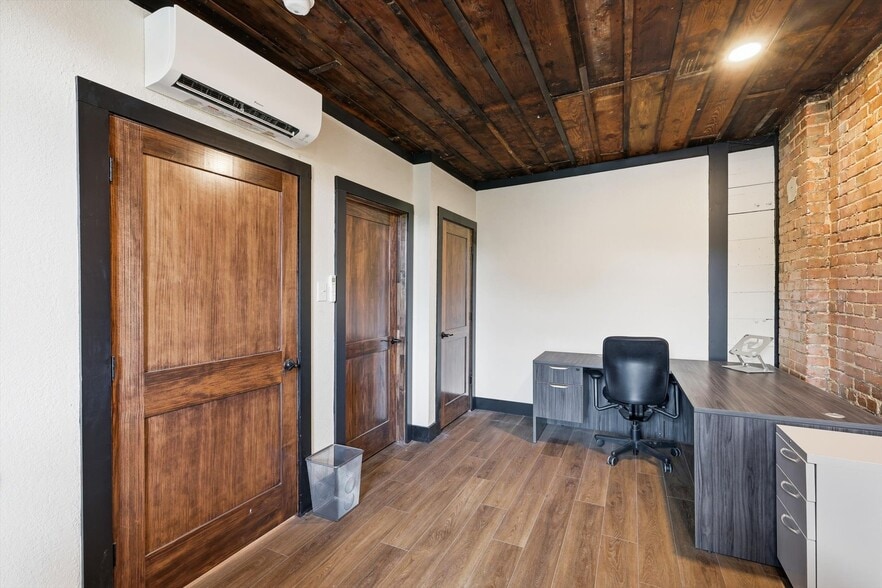 More Photos Of 1426 N Main St, Fort Worth Storefront Retail Office For Lease