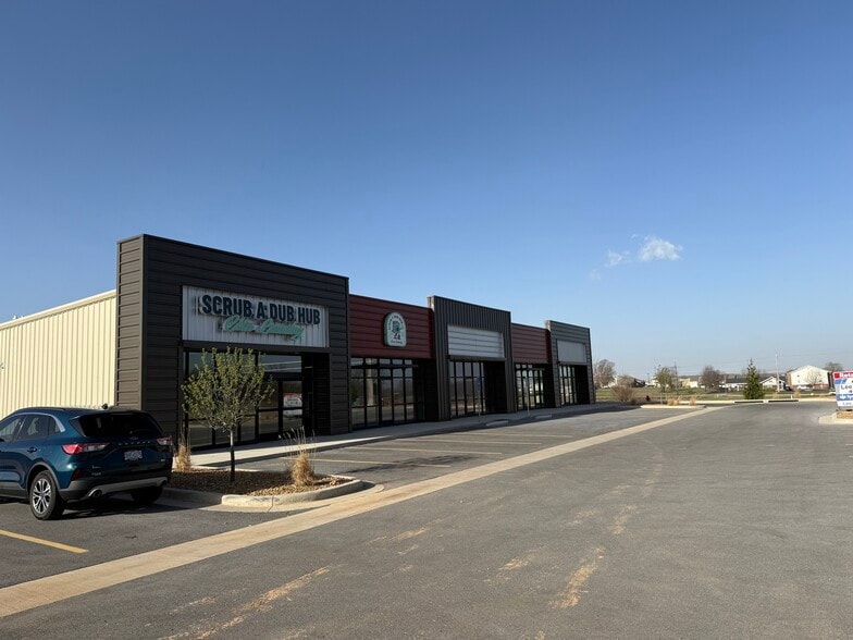 More Photos Of 1350 N Maxine Ave, Nixa Storefront For Lease