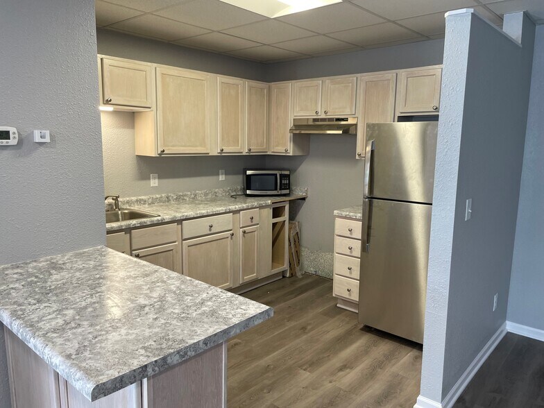 More Photos Of 30401-30405 Neal Ave, Lindstrom Warehouse For Sale