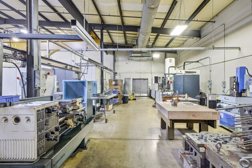 More Photos Of 315 N Park Dr, San Antonio Warehouse For Sale