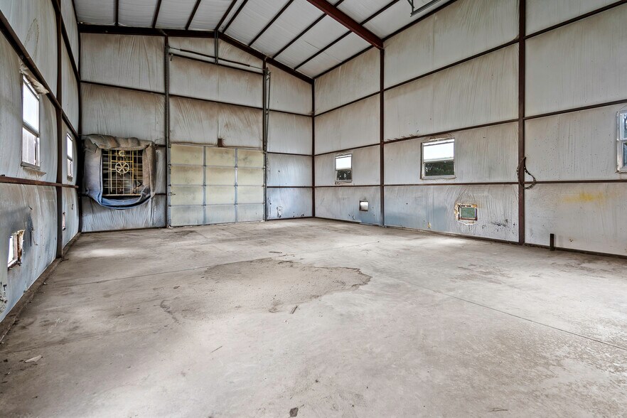 More Photos Of 10910 N County Road 3010, Lindsay Warehouse For Sale