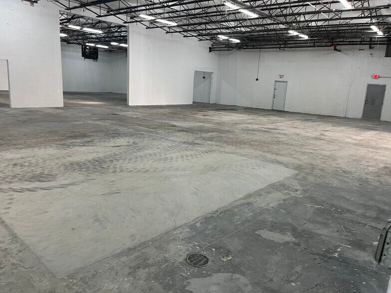 More Photos Of 760 W 28th St, Hialeah Warehouse For Lease