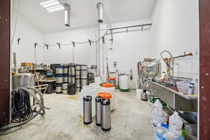 More Photos Of 1125 W Cavalcade St, Houston Manufacturing For Sale