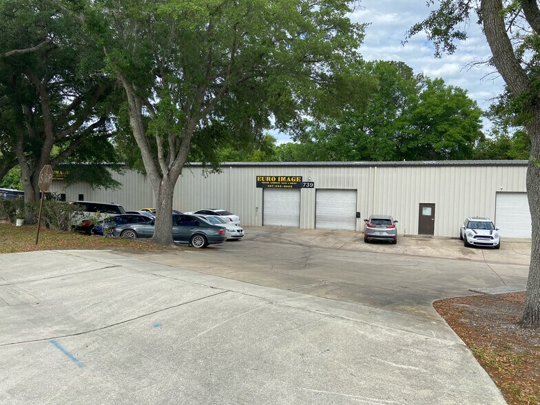 More Photos Of 739 Industry Rd, Longwood Warehouse For Lease