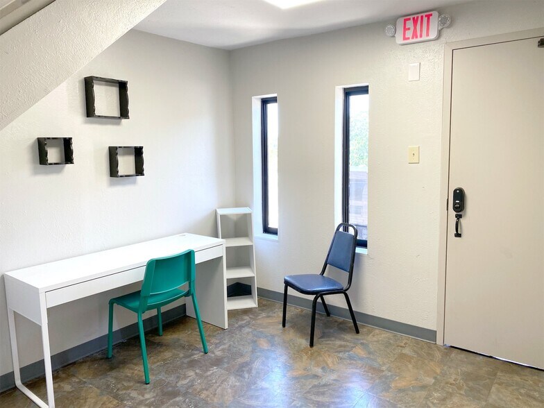 More Photos Of 916 S Locust St, Denton Warehouse For Lease