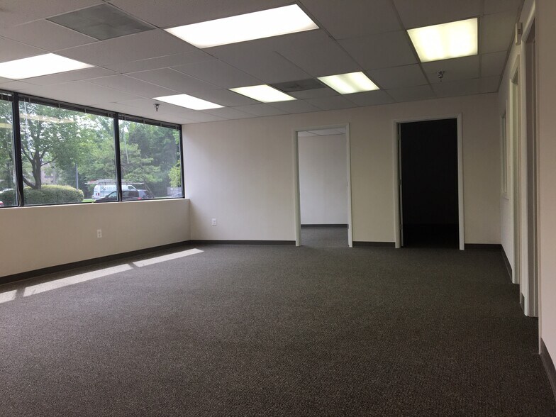 More Photos Of 503 Carlisle Dr, Herndon Flex For Lease