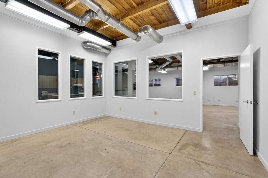 More Photos Of 12135 SE Lincoln St, Portland Office For Sale