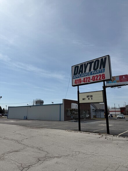 More Photos Of 1131 W Alexis Rd, Toledo Freestanding For Lease