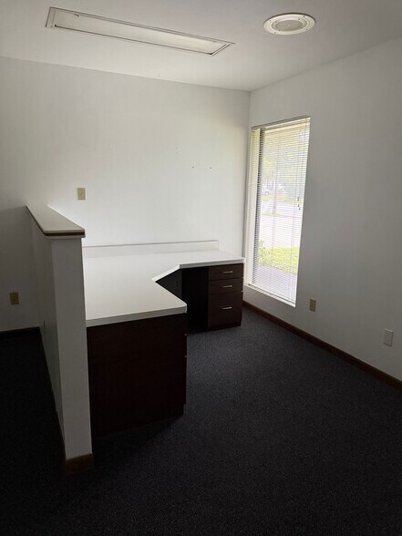 More Photos Of 907 N Granbury St, Cleburne Office For Lease