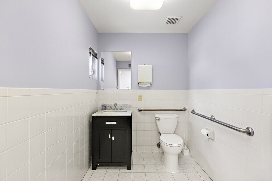 More Photos Of 197 S Washington Ave, Bergenfield Medical For Sale