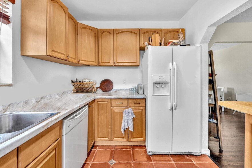 More Photos Of 836 W 40th St, Miami Beach Apartments For Sale