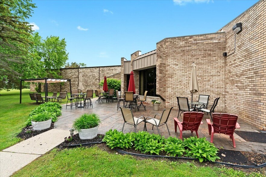 More Photos Of 2140 Fairway Dr, Davison Sports And Entertainment For Sale