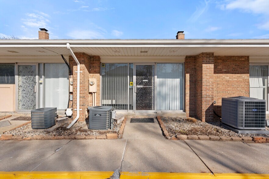 More Photos Of 961-971 Oakwood Dr, Rochester Medical For Lease