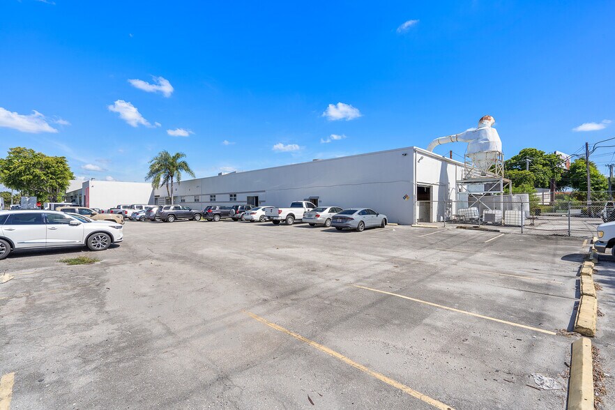 More Photos Of 700 NW 57th Ct, Fort Lauderdale Warehouse For Sale