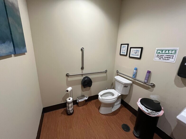 More Photos Of 2306-2332 Hassell Rd, Hoffman Estates General Retail For Sale