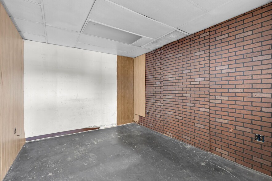 More Photos Of 904 N Main St, Anderson Auto Repair For Sale