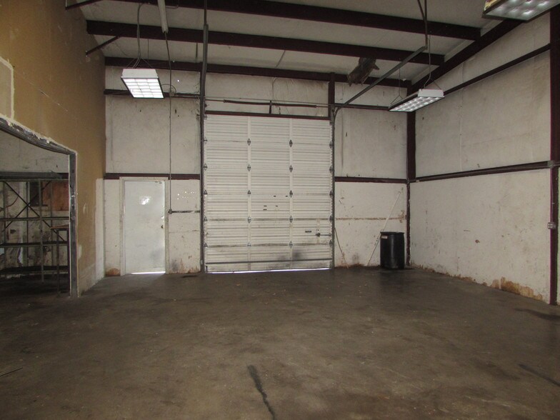 More Photos Of 410-412 Elwood Rd, Irving Warehouse For Lease