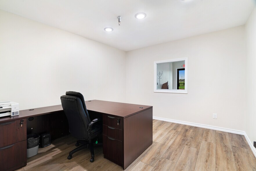 More Photos Of 3790 Lamar Ave, Paris Warehouse For Sale