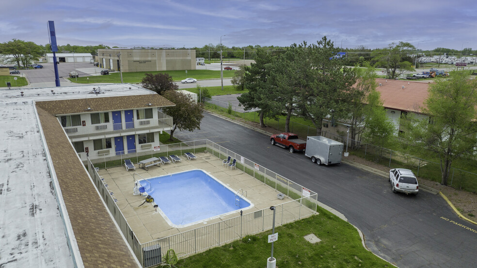 More Photos Of 1309 S Ohlman St, Mitchell Hotel For Sale