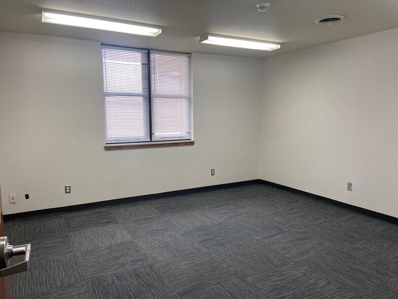 More Photos Of 817 Elks Blvd, Ardmore Office For Sale