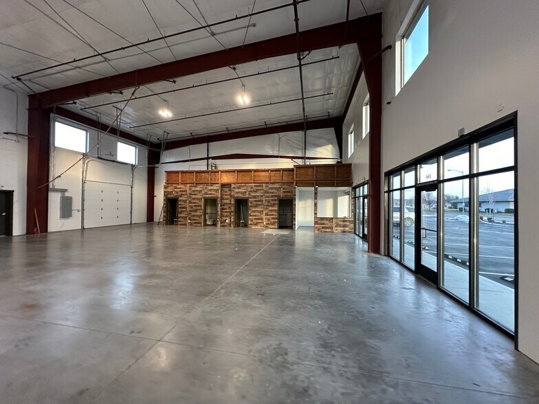 More Photos Of 8804 W Victoria Ave, Kennewick Showroom For Lease