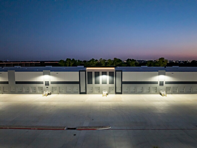 More Photos Of 1107 Conveyor Ln, Dallas Unknown For Lease