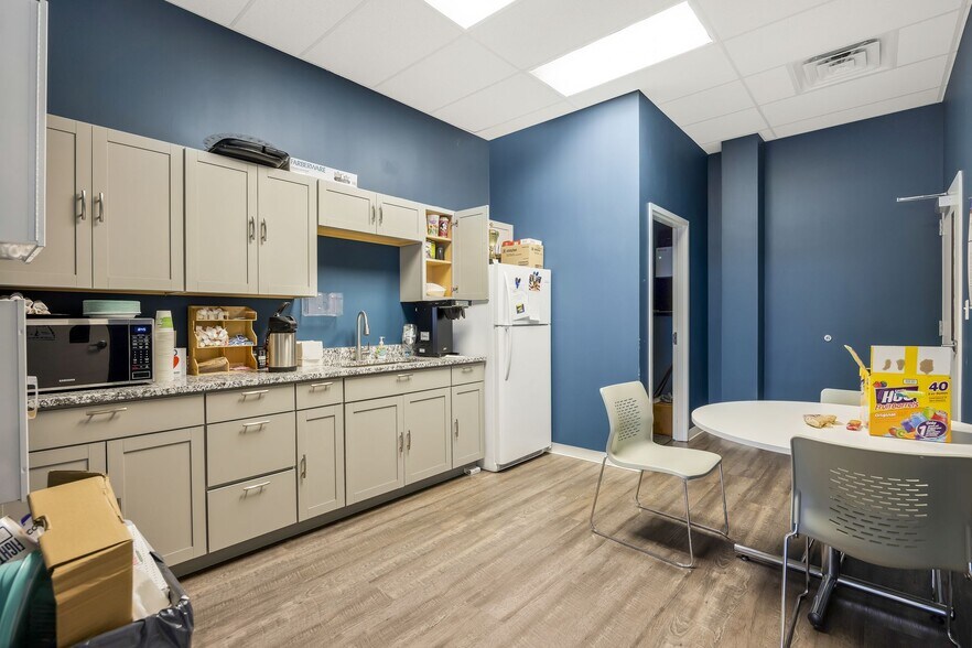 More Photos Of 7308 Shallowford Rd, Chattanooga Storefront Retail Office For Sale