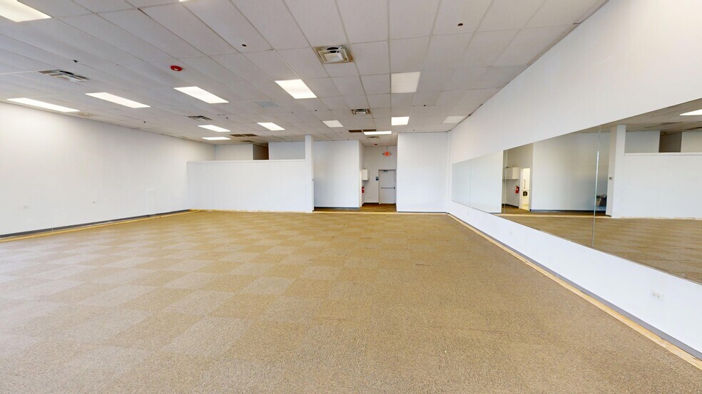More Photos Of 5-25 E Golf Rd, Arlington Heights General Retail For Lease