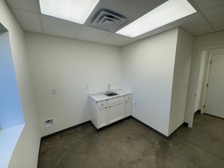 More Photos Of 107 Aerosmith Dr, Richland Light Distribution For Lease