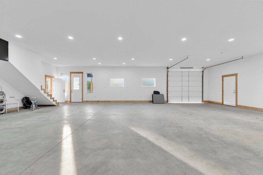 More Photos Of 15427 W Highway 12, Gentry Flex For Sale