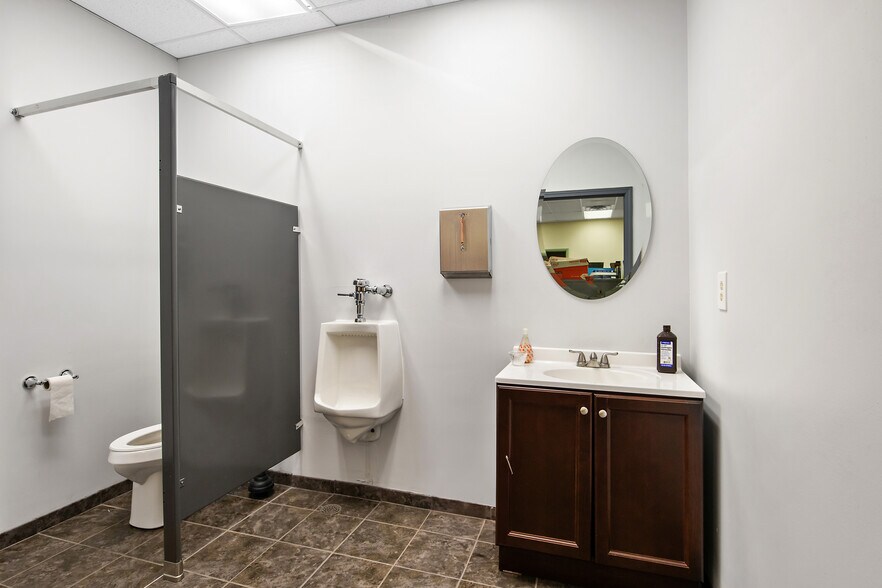 More Photos Of 6709 Brooklawn Pky, Syracuse Flex For Sale