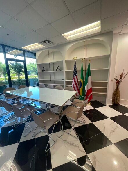 More Photos Of 7075 Kingspointe Pky, Orlando Showroom For Sale