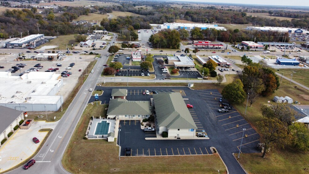 More Photos Of 120 W 18th St, Grove Hotel For Sale