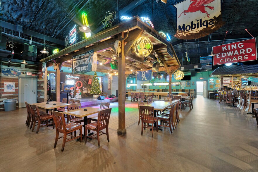 More Photos Of 203 N Alister St, Port Aransas Bar For Sale