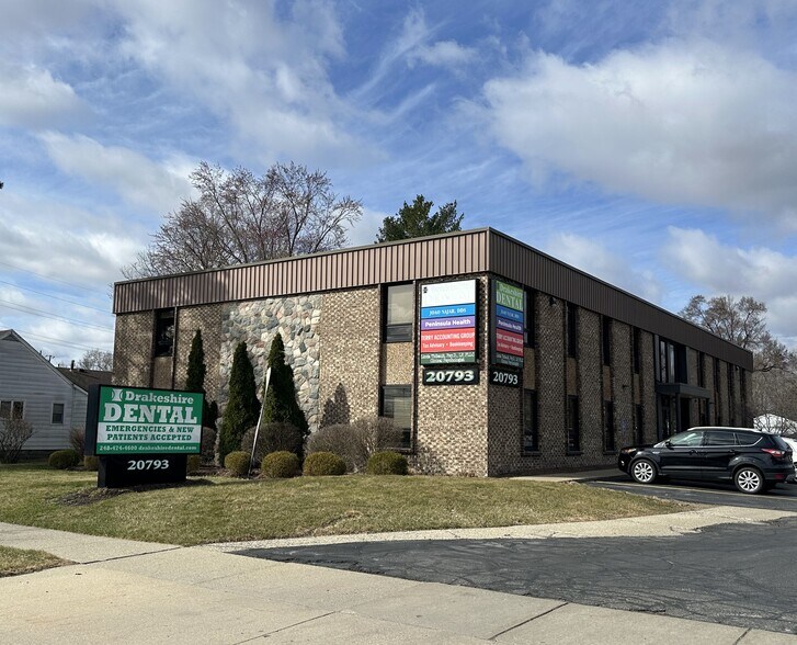 Primary Photo Of 20793 Farmington Rd, Farmington Hills Medical For Lease