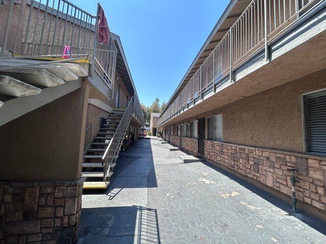 More Photos Of 4960-4970 Auburn Dr, San Diego Apartments For Sale