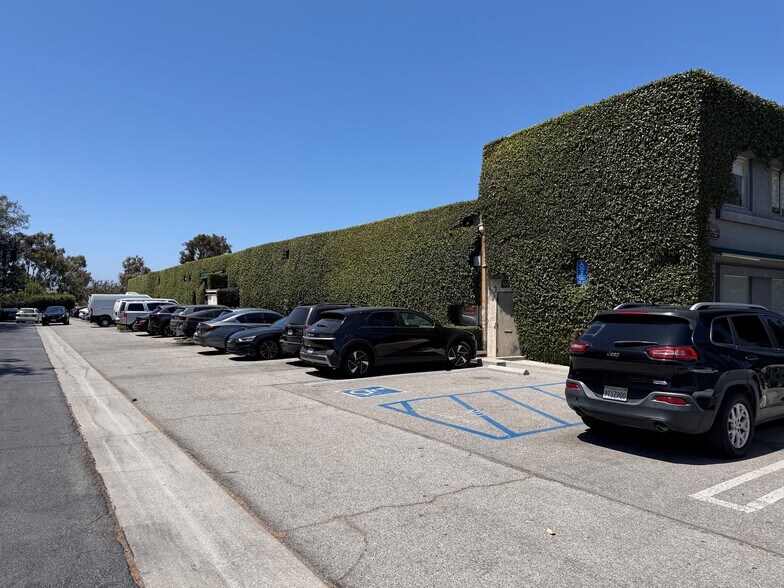 More Photos Of 10451-10463 W Jefferson Blvd, Culver City Warehouse For Lease