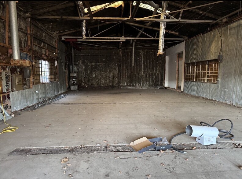More Photos Of 6114 Lou st, Crystal Lake Warehouse For Lease