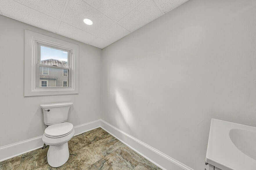 More Photos Of 628 S Colorado St, Salem Office For Sale