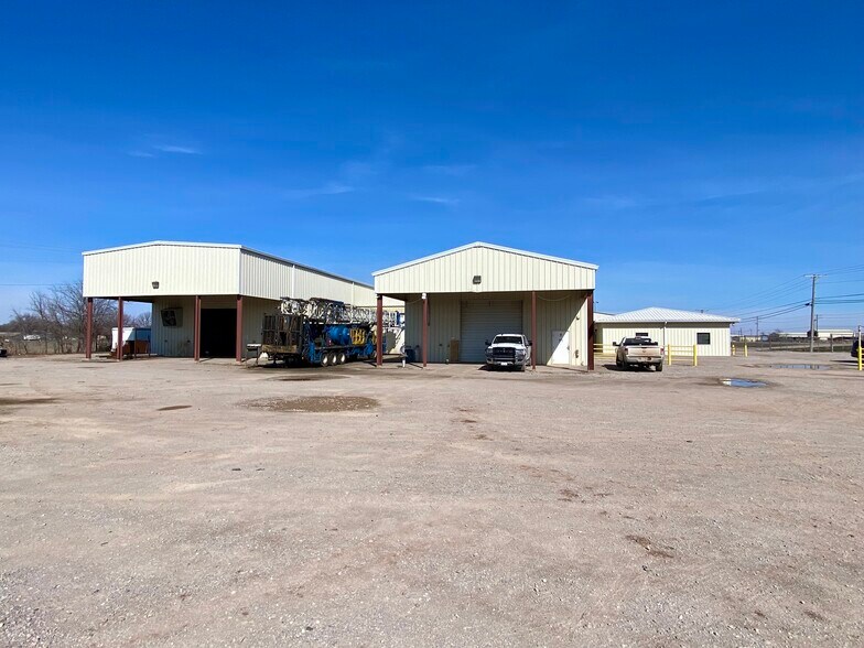 More Photos Of 1206 SE 4th St, Lindsay Manufacturing For Sale