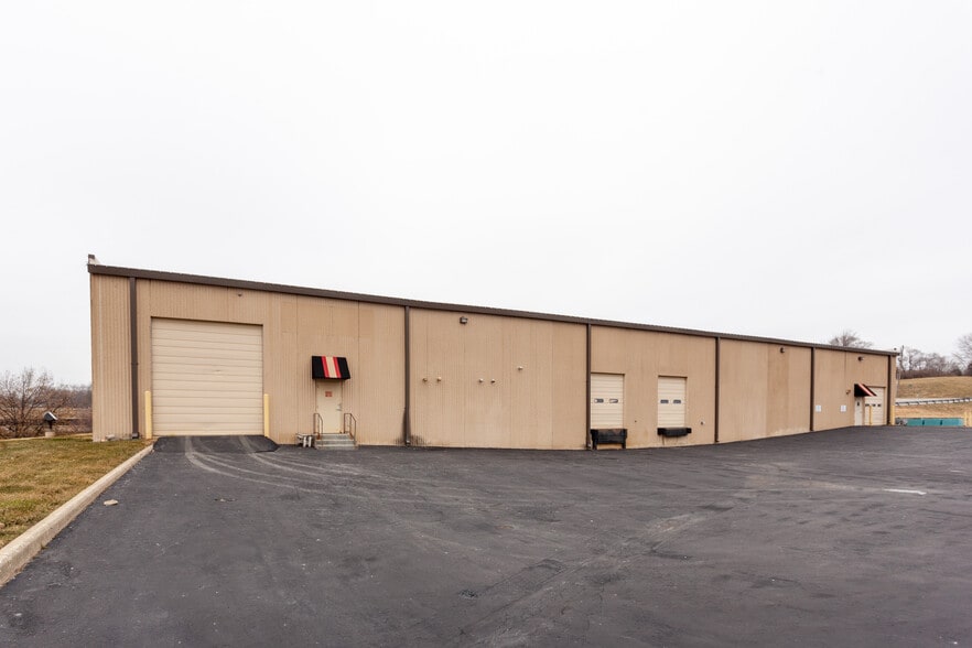 More Photos Of 1211 W Cambridge Circle Dr, Kansas City Warehouse For Lease