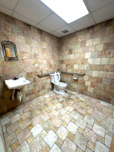 More Photos Of 391 Cable Industrial Way, Carrollton Warehouse For Lease